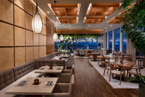 8 restaurantes, se sirven desayunos, comidas y cocina mediterránea