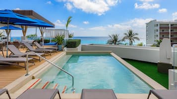 13 albercas al aire libre y camas balinesas (con cargo)