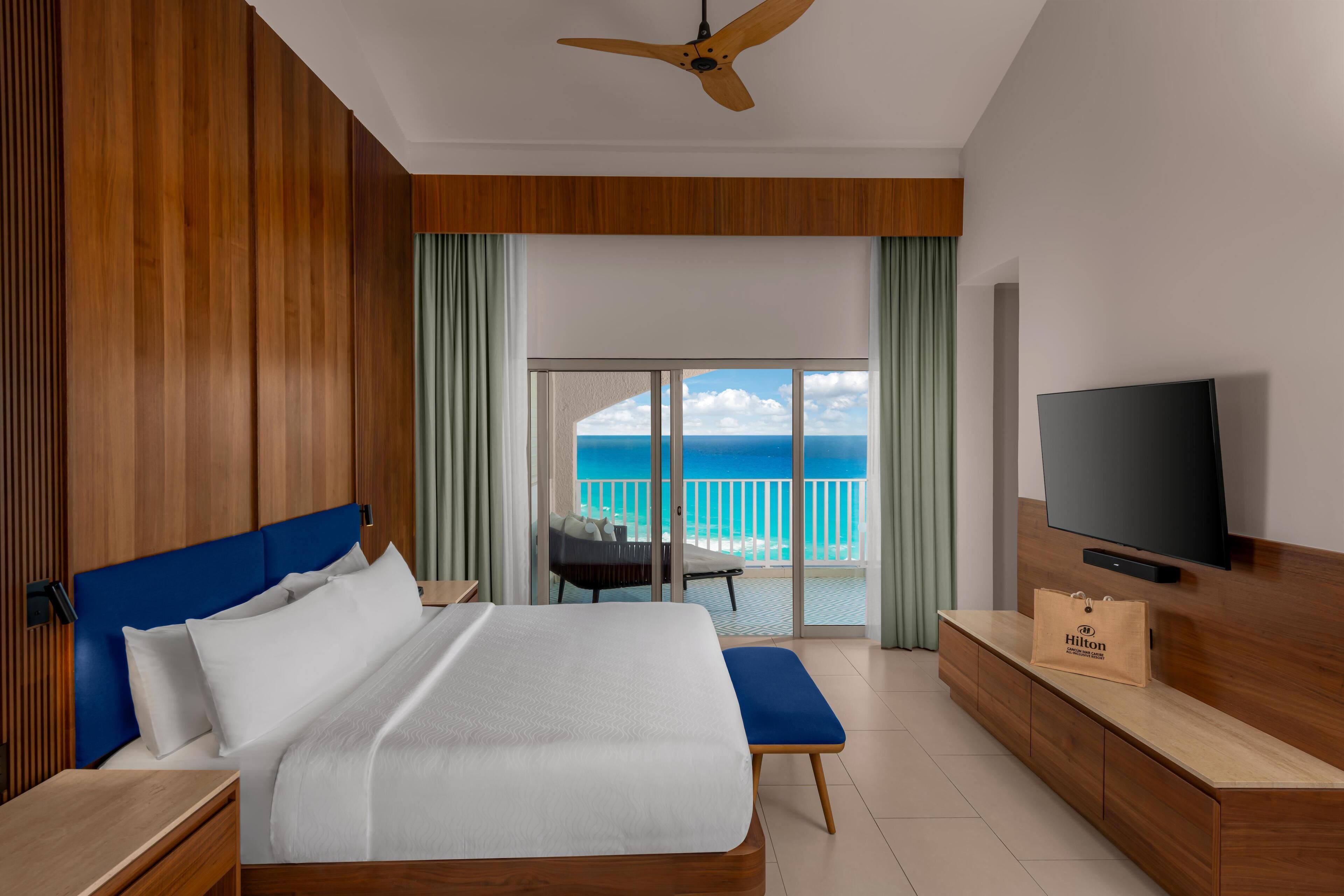 Honeymoon Suite - King Bed | Edredones de plumas, colchones con acolchado adicional, caja fuerte