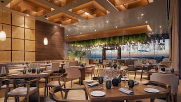 8 restaurantes; se sirve desayuno, almuerzo y cena; cocina mediterránea