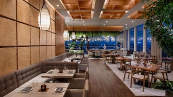 8 restaurants; breakfast, lunch, and dinner served