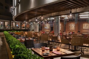 8 restaurants; breakfast, lunch, and dinner served