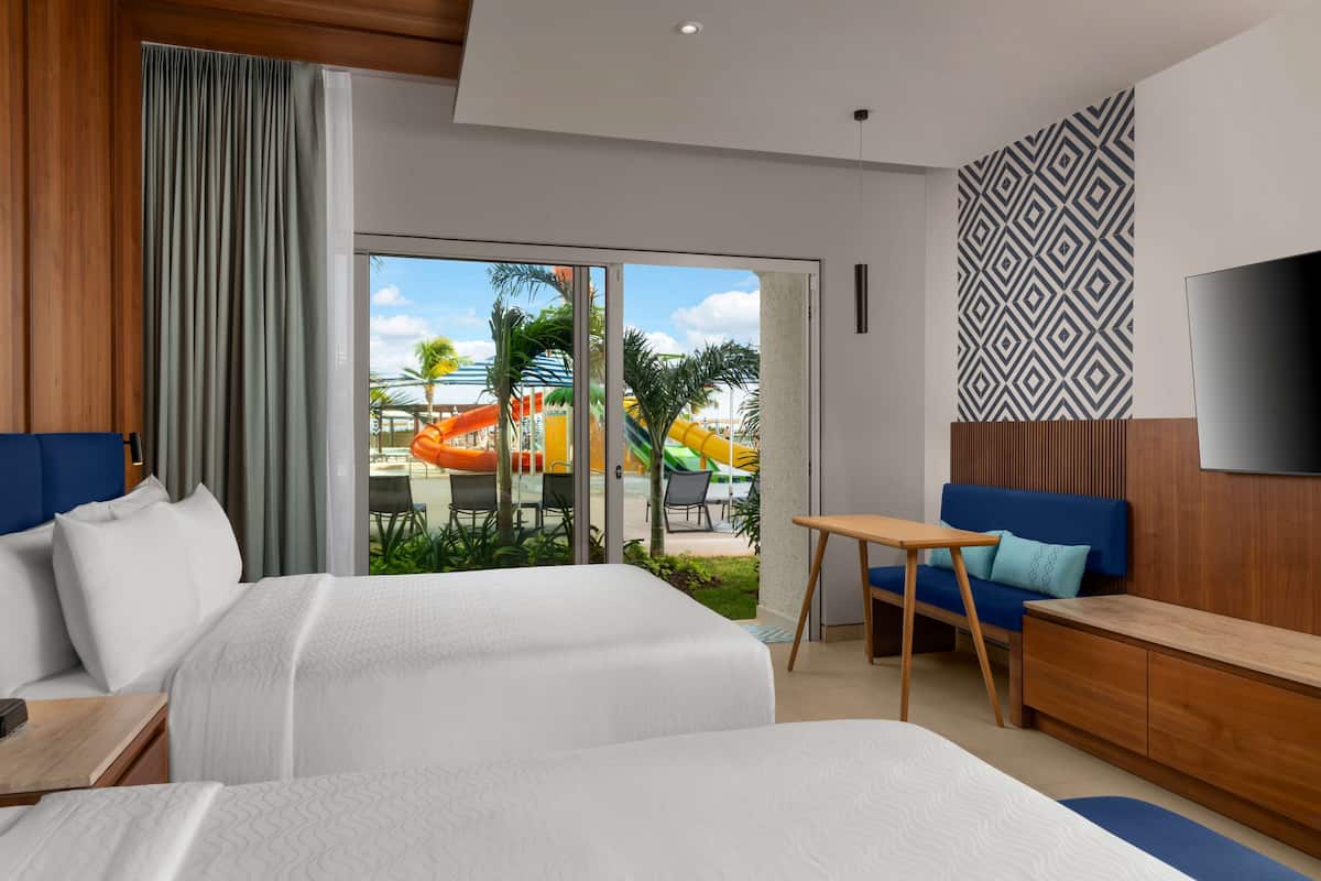 Pool and Patio View Room - 2 Queen Beds | Selimut bulu angsa, bantalan ekstra lembut, brankas, dan meja kerja