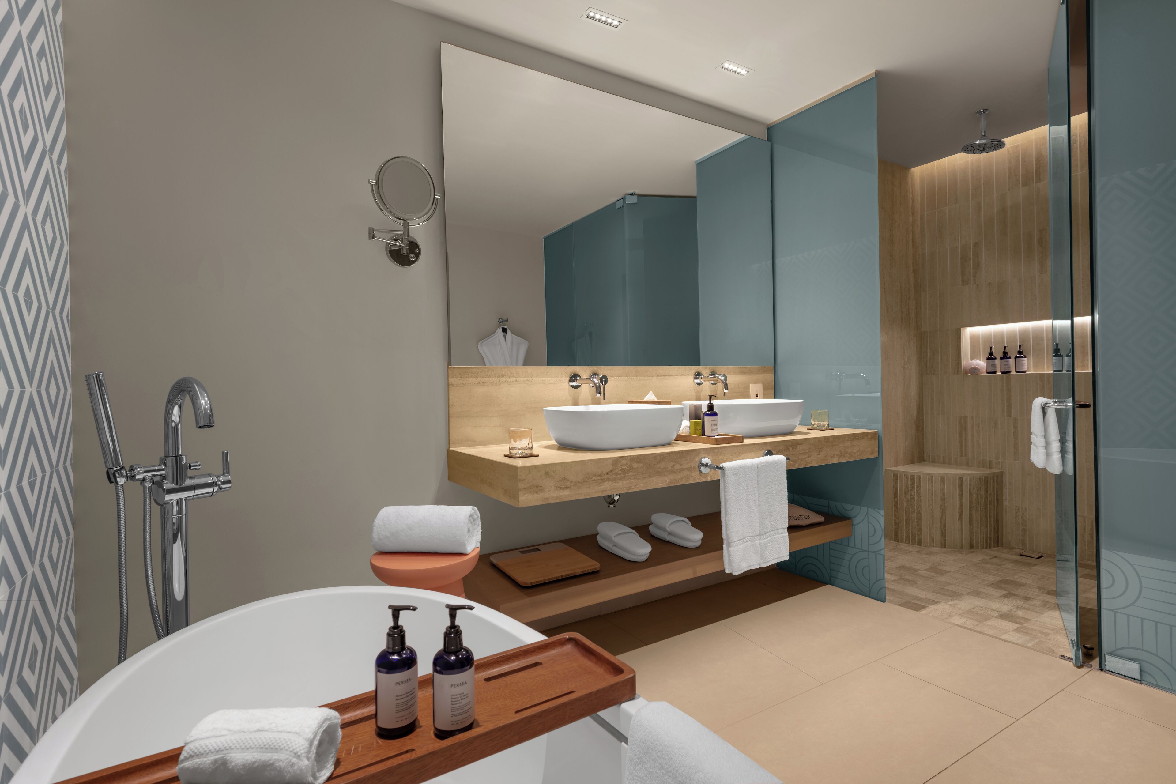 Amenidades de baño gratuitas, secadora de cabello, pantuflas, toallas 