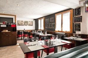 Se sirven comidas, cenas y cocina regional 