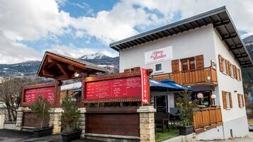 Mặt tiền nơi lưu trú