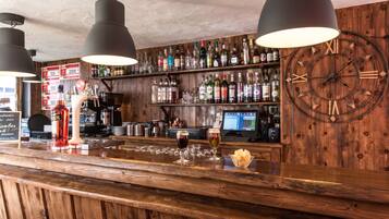 Bar (trong khuôn viên)