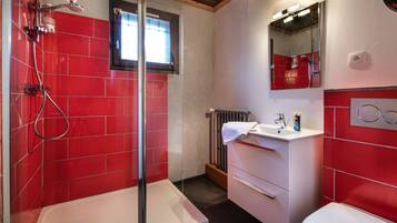 Douche, serviettes fournies, savon, shampoing