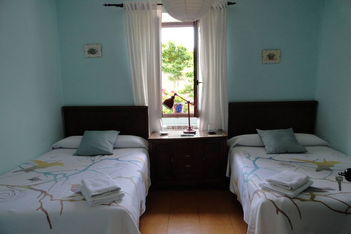 Standard Room, Shared Bathroom (Habitación cómoda muy bien conectada)
