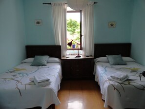 Habitación estándar, baño compartido (Habitación cómoda muy bien conectada) | Tabla de planchar con plancha, wifi gratis, ropa de cama