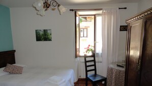 Standard Room, Shared Bathroom (Habitación doble GR12)