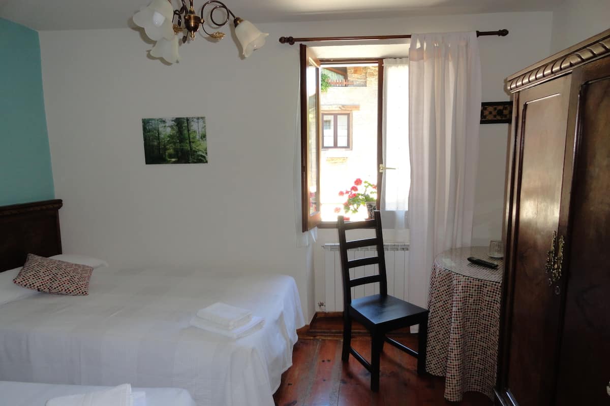 Standard Room, Shared Bathroom (Habitación doble GR12)
