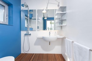 Regadera, secadora de cabello, toallas, jabón