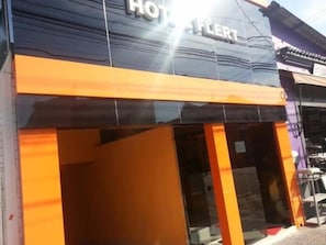 A hotel entrance with a sign reading "HOTEL FLERT". - Hotel Flert (São Paulo)