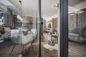 Apartment, Terrace (Silber) | Private kitchenette | Full-size fridge, microwave, stovetop, dishwasher - Platzhirsch Apart & Mayrhofen (Mayrhofen)