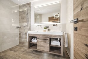 Căn hộ, quang cảnh núi (Bordeaux) | Phòng tắm | Buồng tắm vòi sen, vòi sen phun mưa, máy sấy tóc, khăn tắm 