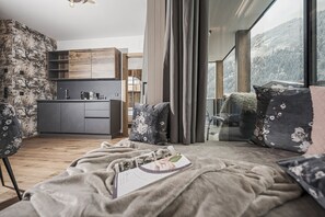 Apartment, Balcony (Pastell) | Private kitchenette | Full-size fridge, microwave, stovetop, dishwasher - Platzhirsch Apart & Mayrhofen (Mayrhofen)