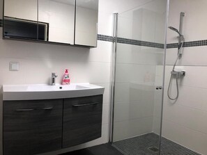Dusche, Haartrockner, Handtücher, Seife