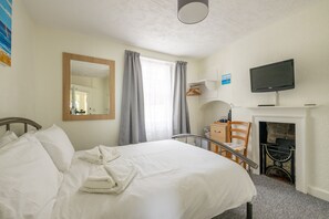Standard Double Room (Room 4) | Iron/ironing board, free WiFi, bed sheets - The Seaspray (Weymouth)