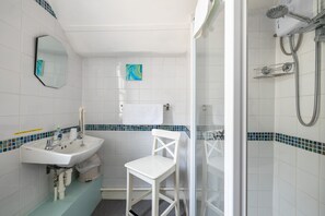 Small Double/Single Sea View Room( Private External Bathroom) | Bathroom | Shower, hair dryer, towels - The Seaspray (Weymouth)
