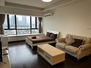 Studio | Desk, laptop workspace, free WiFi, bed sheets - R&F Princess Cove at R&F Mall (Johor Bahru)