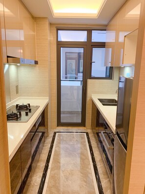 Basic Studio, 1 Queen Bed | Private kitchen