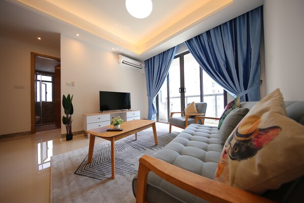 Desk, laptop workspace, free WiFi, bed sheets - R&F Princess Cove at R&F Mall (Johor Bahru)