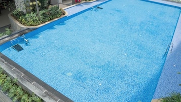 2 outdoor pools