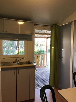 バンガロー (Iowa) | 専用キッチン | 電子レンジ、コンロ、コーヒー / ティーメーカー、ハイチェア