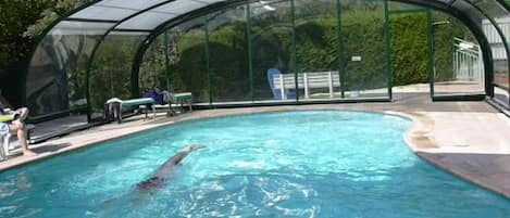 Alberca techada, acceso de 10:00 a 19:00, y camastros