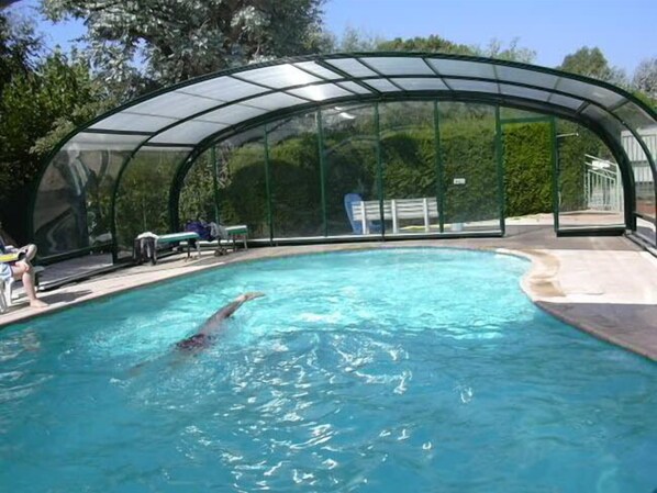 Indoor pool, open 10:00 AM to 7:00 PM, sun loungers - Camping Le Ranch (Le Cannet)