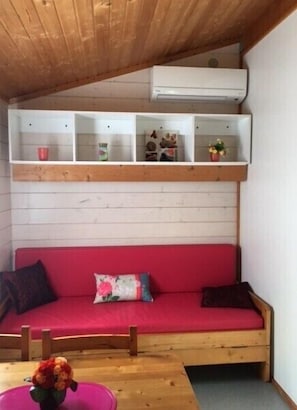 Bungalow (Nevada) | Living area | Flat-screen TV, table football, ping pong - Camping Le Ranch (Le Cannet)