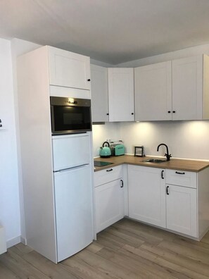 Fridge, microwave, stovetop, coffee/tea maker