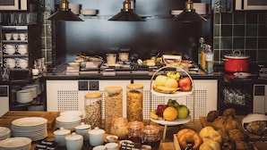 Montaje de bufé con diversos alimentos y salsas.
