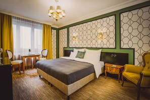 Minibar, in-room safe, desk, blackout curtains - HENRI Hotel Wien (Vienna)