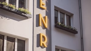 Un edificio con el nombre 'HENRI' en letras grandes en la fachada.