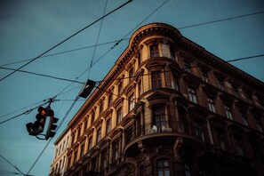 A corner of a historic building with ornate architectural details and a traffic light. - HENRI Hotel Wien (Vienna)