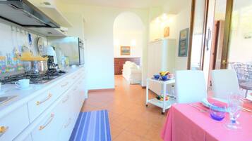 Appartamento, 3 camere da letto | Cucina privata | Frigorifero con congelatore, microonde, forno, piano cottura