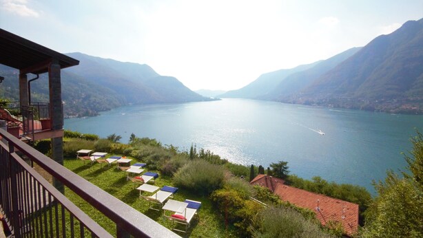 A terrace with sun loungers overlooking a lake, surrounded by mountains. - Pognana Luxury Apartment n.1 - 7 people (Pognana Lario)
