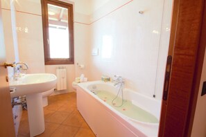 A bathroom with a sink, toilet, and bathtub. - Pognana Luxury Apartment n.1 - 7 people (Pognana Lario)