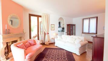 Appartamento, 3 camere da letto | Area soggiorno | TV a schermo piatto 48 pollici con canali via cavo, TV