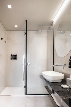 Suite | Baño | Regadera, regadera tipo lluvia, amenidades de baño ecológicas