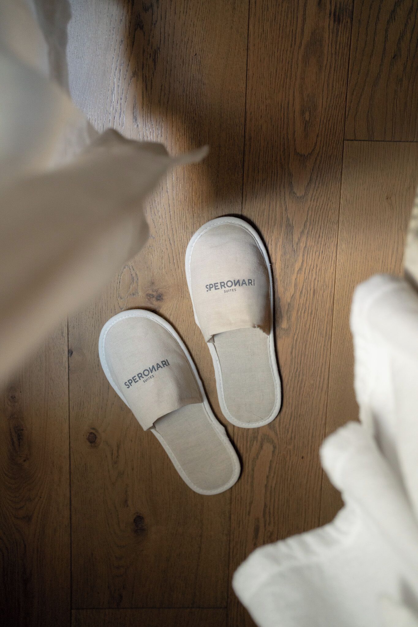 Une paire de chaussons sur un plancher en bois.