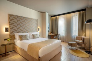 Habitación Deluxe doble | Edredones de plumas, minibar, caja fuerte y cortinas opacas