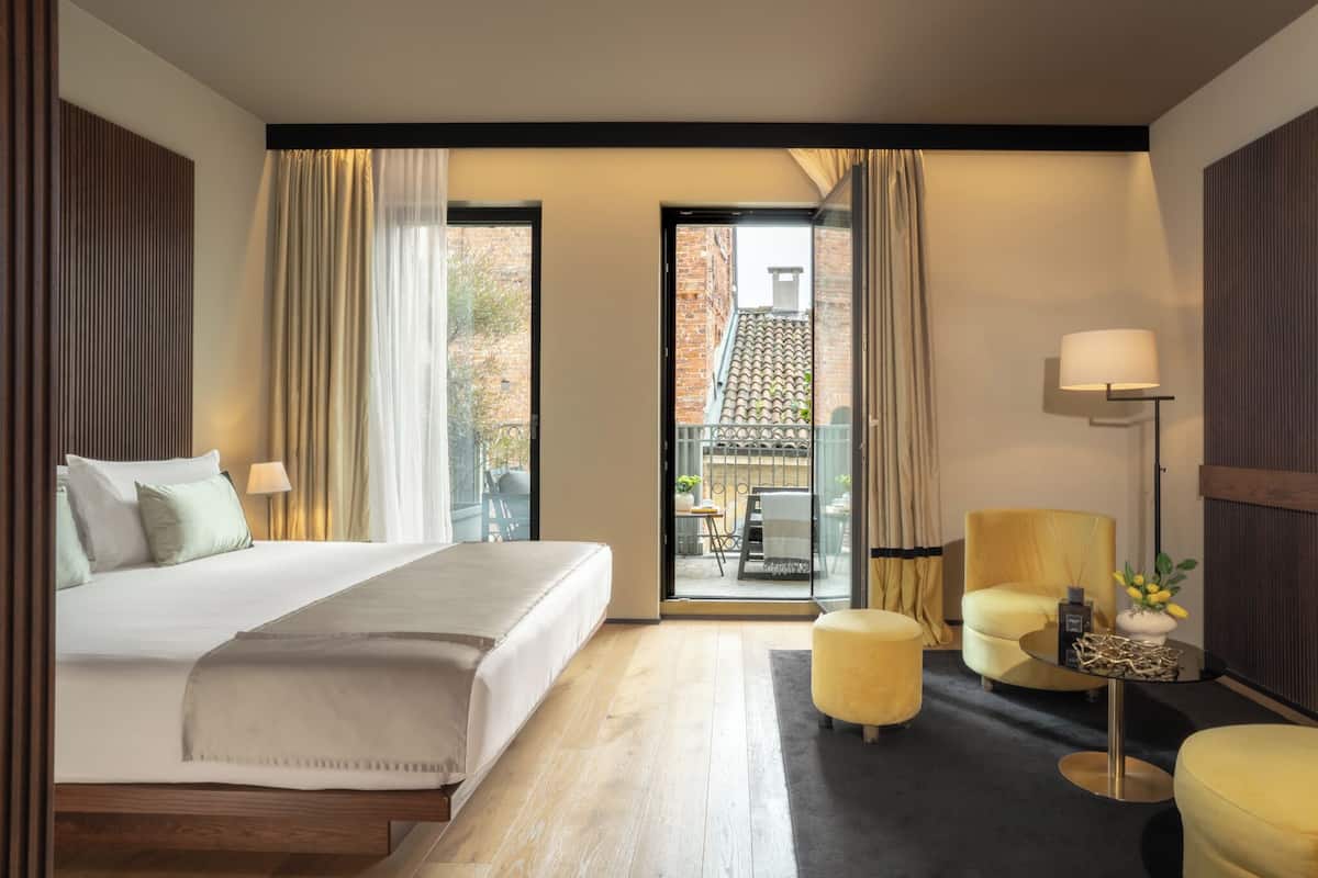 Executive Double Room, Terrace | Down duvets, minibar, in-room safe, blackout curtains