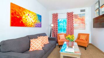 Een televisie en een tafeltennistafel