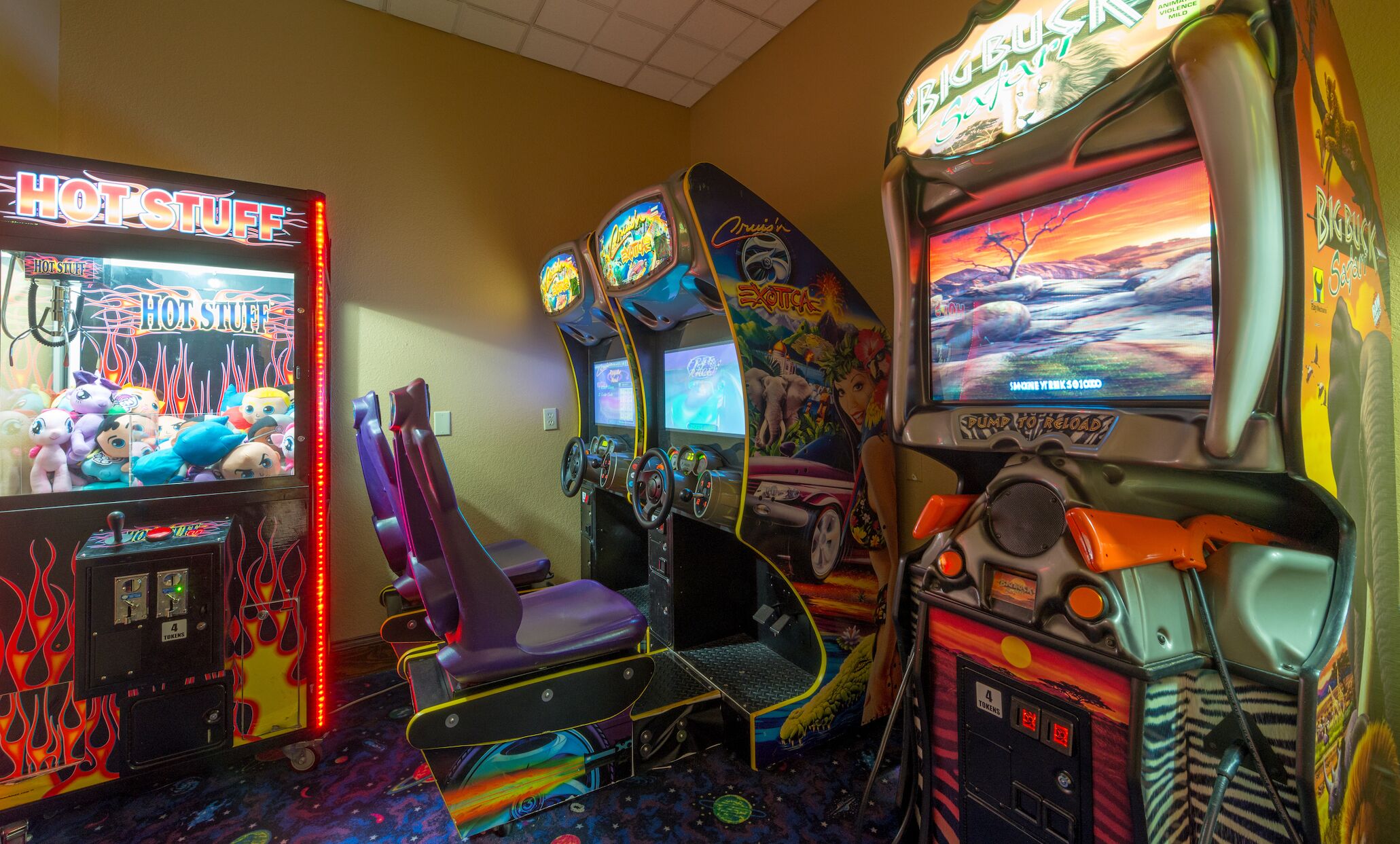 Un salón de juegos recreativos con varias máquinas arcade, incluyendo 'Hot Stuff' y 'Big Buck'.