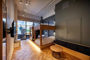 ห้องซูพีเรียสำหรับสี่ท่าน, ปลอดบุหรี่, ระเบียง | Wi-Fi ฟรี, ผ้าปูที่นอน