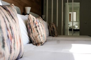 Minibar, in-room safe, desk, blackout drapes - Cascais City Beach Hotel (Cascais)