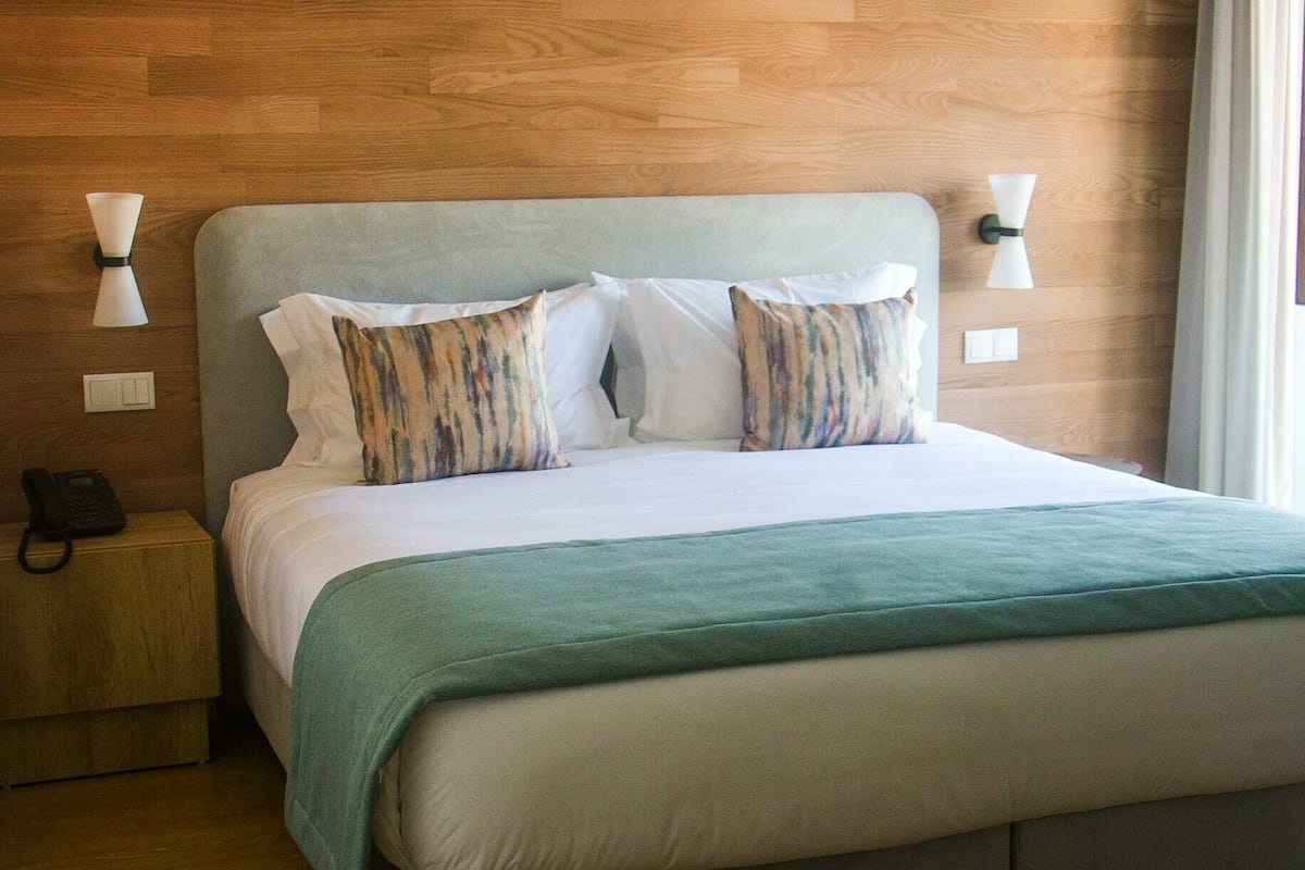 Minibar, caja fuerte, escritorio y cortinas opacas